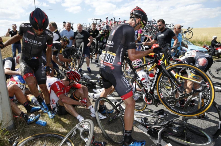 ZI GROAZNICĂ la Turul Franţei! Ce s-a întâmplat în timp ce cicliştii rulau cu peste 70 km/h (FOTO)