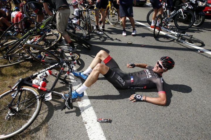 ZI GROAZNICĂ la Turul Franţei! Ce s-a întâmplat în timp ce cicliştii rulau cu peste 70 km/h (FOTO)