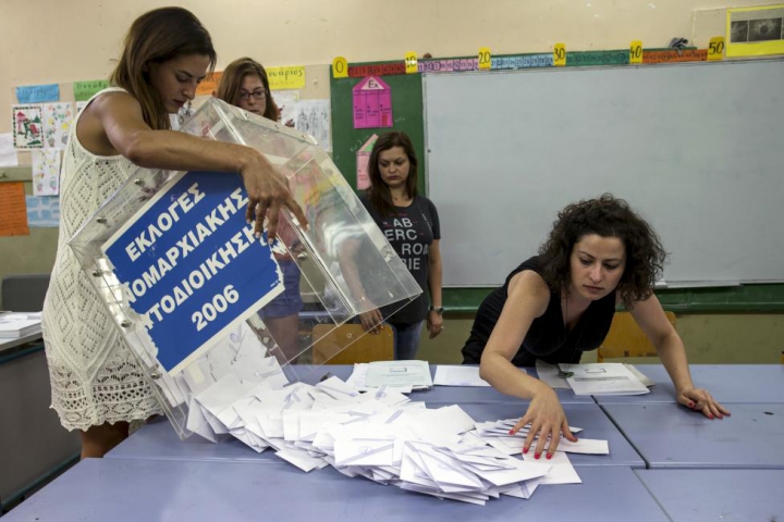 Grecii au ieşit în stradă pentru a sărbători şi a protesta faţă de REZULTATELE referendumului (FOTO/VIDEO)