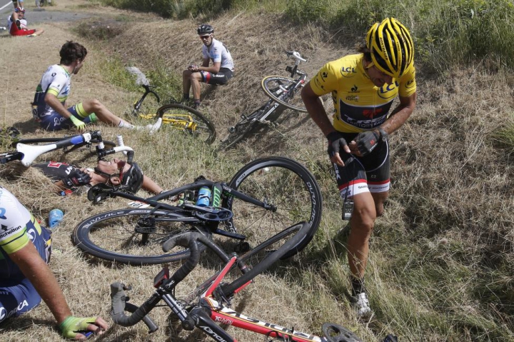 ZI GROAZNICĂ la Turul Franţei! Ce s-a întâmplat în timp ce cicliştii rulau cu peste 70 km/h (FOTO)