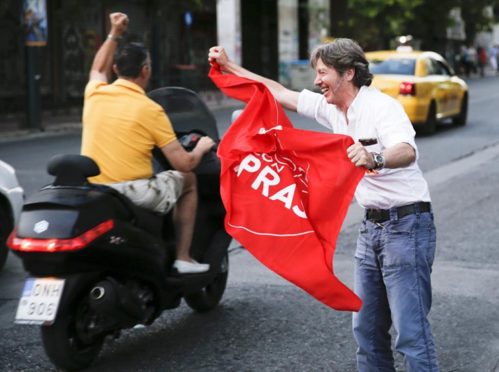 Grecii au ieşit în stradă pentru a sărbători şi a protesta faţă de REZULTATELE referendumului (FOTO/VIDEO)