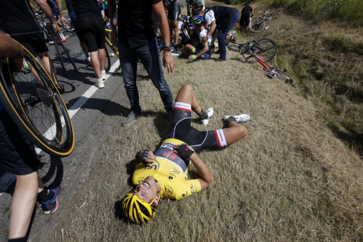 ZI GROAZNICĂ la Turul Franţei! Ce s-a întâmplat în timp ce cicliştii rulau cu peste 70 km/h (FOTO)