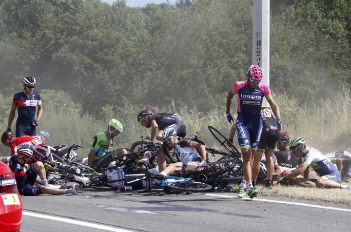 ZI GROAZNICĂ la Turul Franţei! Ce s-a întâmplat în timp ce cicliştii rulau cu peste 70 km/h (FOTO)