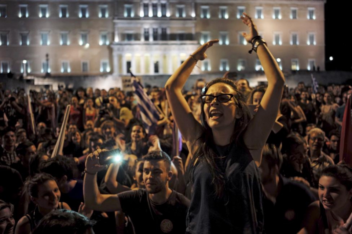 Grecii au ieşit în stradă pentru a sărbători şi a protesta faţă de REZULTATELE referendumului (FOTO/VIDEO)