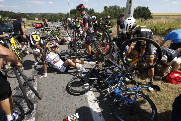 ZI GROAZNICĂ la Turul Franţei! Ce s-a întâmplat în timp ce cicliştii rulau cu peste 70 km/h (FOTO)