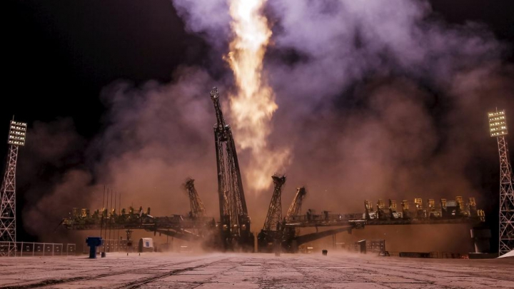 Un nou echipaj de astronauţi a ajuns la bordul ISS, după o amânare de două luni (GALERIE FOTO)