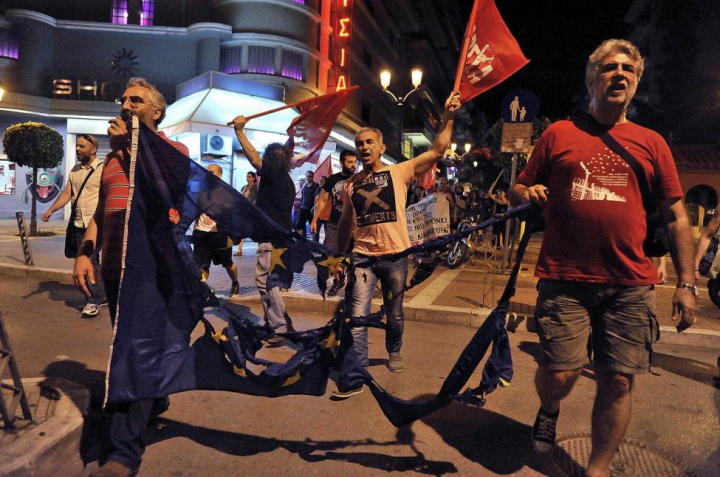 Grecii au ieşit în stradă pentru a sărbători şi a protesta faţă de REZULTATELE referendumului (FOTO/VIDEO)