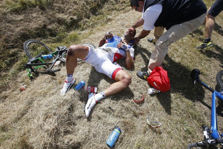 ZI GROAZNICĂ la Turul Franţei! Ce s-a întâmplat în timp ce cicliştii rulau cu peste 70 km/h (FOTO)