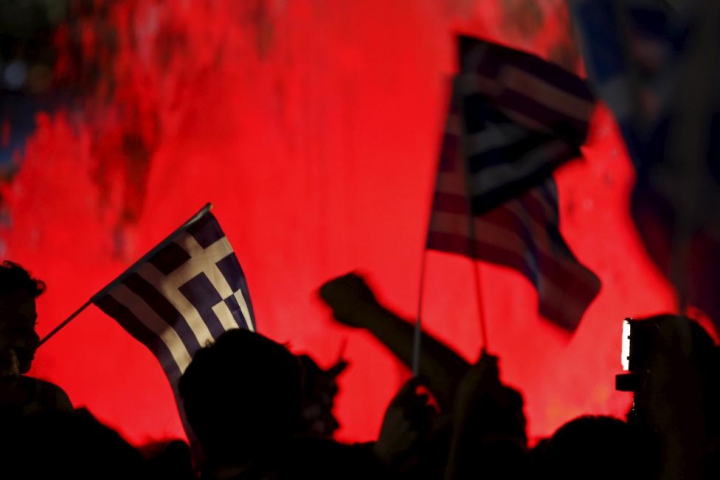 Grecii au ieşit în stradă pentru a sărbători şi a protesta faţă de REZULTATELE referendumului (FOTO/VIDEO)