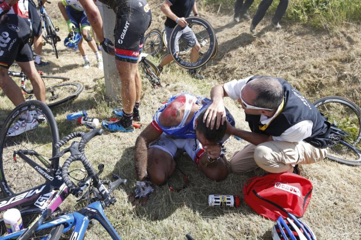 ZI GROAZNICĂ la Turul Franţei! Ce s-a întâmplat în timp ce cicliştii rulau cu peste 70 km/h (FOTO)