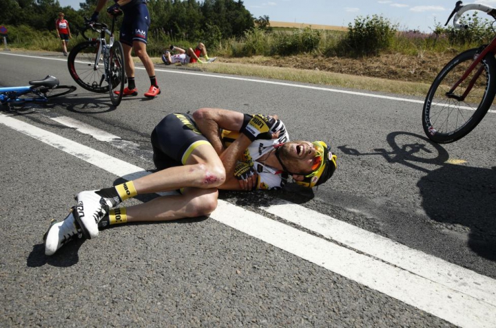 ZI GROAZNICĂ la Turul Franţei! Ce s-a întâmplat în timp ce cicliştii rulau cu peste 70 km/h (FOTO)