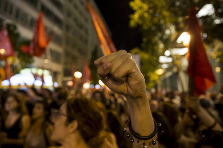 Grecii au ieşit în stradă pentru a sărbători şi a protesta faţă de REZULTATELE referendumului (FOTO/VIDEO)