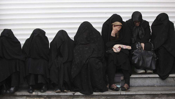 Viaţa în NEGRU! TEROAREA prin care trec femeile din teritoriile ocupate de Statul Islamic 