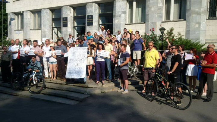 Protest în faţa Procuraturii Generale. Mai mulţi chişinăuieni au scandat "Dreptate lui Voloc"