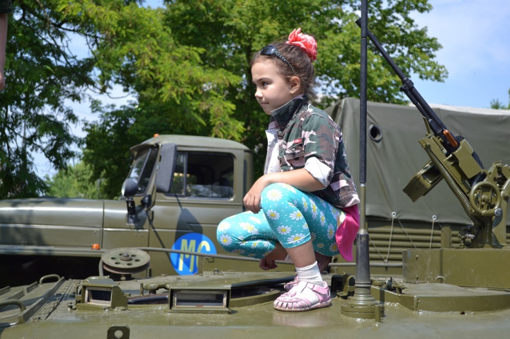 Copii cu arme grele, gata să tragă. Cum este educată noua generaţie în stânga Nistrului (FOTO)