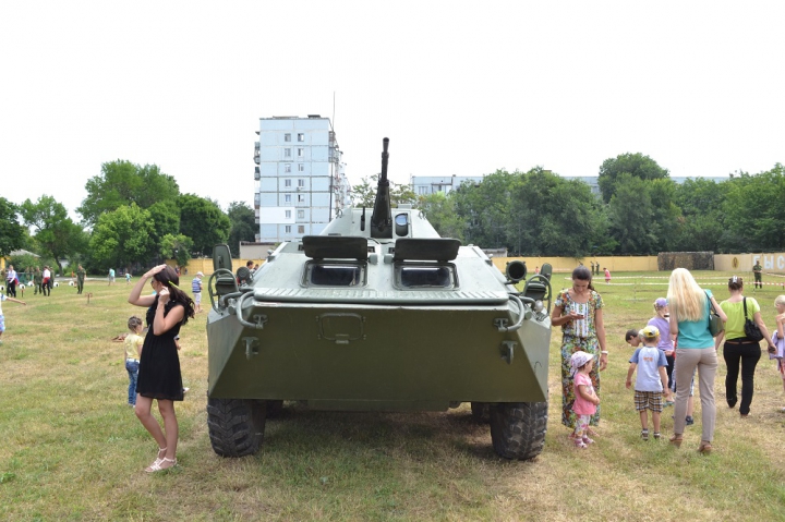 Copii cu arme grele, gata să tragă. Cum este educată noua generaţie în stânga Nistrului (FOTO)