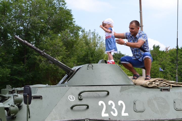 Copii cu arme grele, gata să tragă. Cum este educată noua generaţie în stânga Nistrului (FOTO)