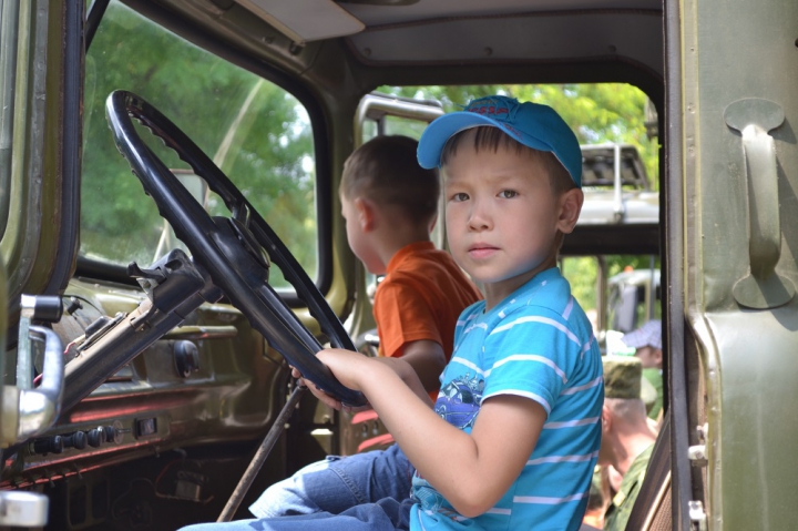 Copii cu arme grele, gata să tragă. Cum este educată noua generaţie în stânga Nistrului (FOTO)