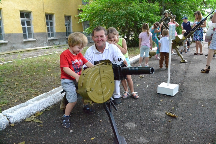 Copii cu arme grele, gata să tragă. Cum este educată noua generaţie în stânga Nistrului (FOTO)