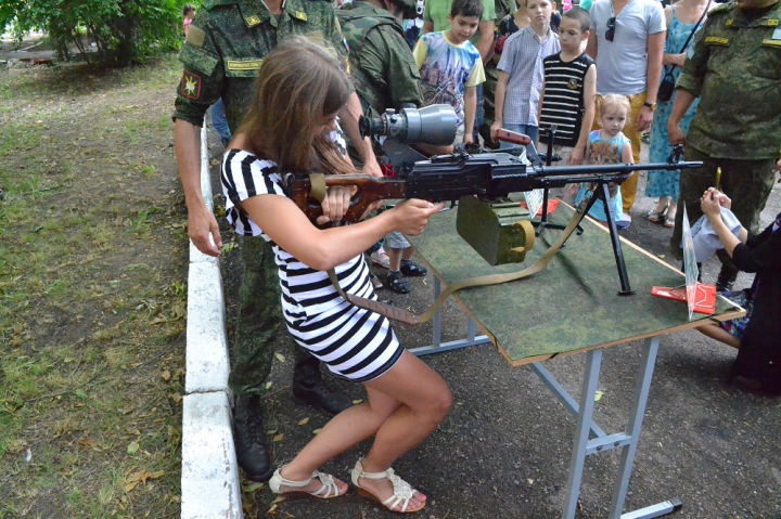 Copii cu arme grele, gata să tragă. Cum este educată noua generaţie în stânga Nistrului (FOTO)