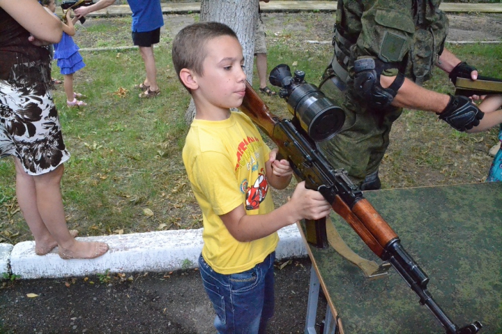 Copii cu arme grele, gata să tragă. Cum este educată noua generaţie în stânga Nistrului (FOTO)