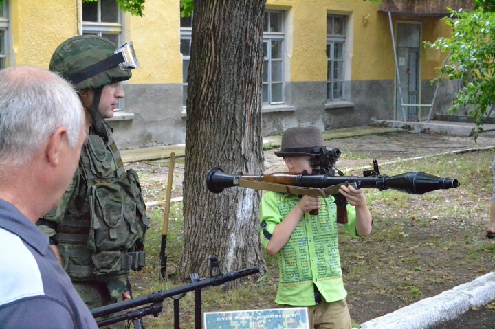 Copii cu arme grele, gata să tragă. Cum este educată noua generaţie în stânga Nistrului (FOTO)