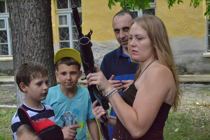 Copii cu arme grele, gata să tragă. Cum este educată noua generaţie în stânga Nistrului (FOTO)