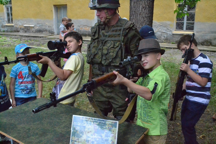 Copii cu arme grele, gata să tragă. Cum este educată noua generaţie în stânga Nistrului (FOTO)