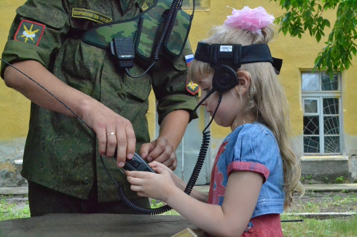 Copii cu arme grele, gata să tragă. Cum este educată noua generaţie în stânga Nistrului (FOTO)