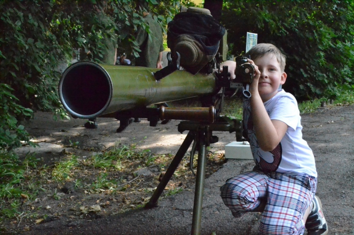 Copii cu arme grele, gata să tragă. Cum este educată noua generaţie în stânga Nistrului (FOTO)