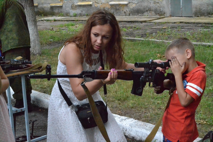 Copii cu arme grele, gata să tragă. Cum este educată noua generaţie în stânga Nistrului (FOTO)