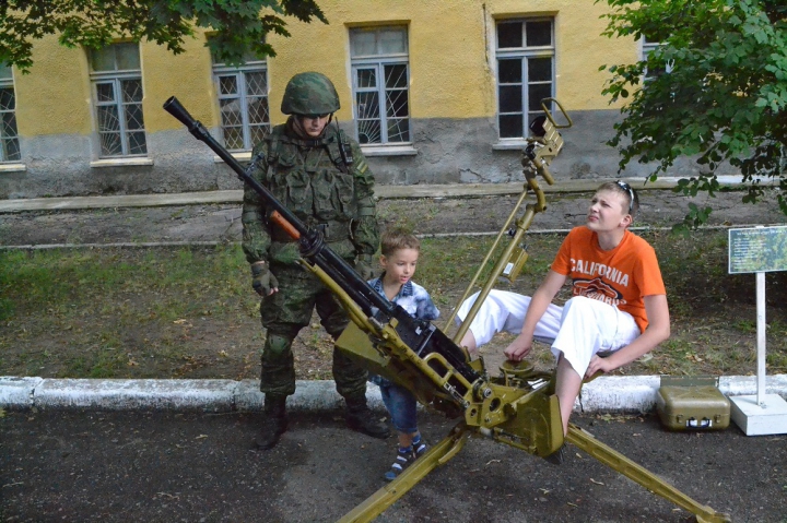 Copii cu arme grele, gata să tragă. Cum este educată noua generaţie în stânga Nistrului (FOTO)