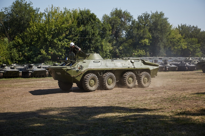 Grenade, blindate şi trageri cu tunul! Pământul s-a cutremurat de explozii lângă Bălţi (FOTOREPORT)