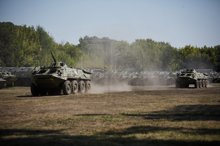 Grenade, blindate şi trageri cu tunul! Pământul s-a cutremurat de explozii lângă Bălţi (FOTOREPORT)