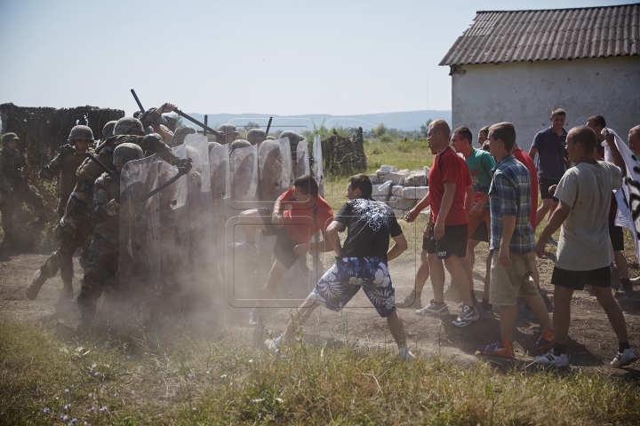 Grenade, blindate şi trageri cu tunul! Pământul s-a cutremurat de explozii lângă Bălţi (FOTOREPORT)