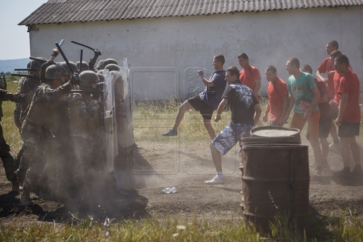 Grenade, blindate şi trageri cu tunul! Pământul s-a cutremurat de explozii lângă Bălţi (FOTOREPORT)