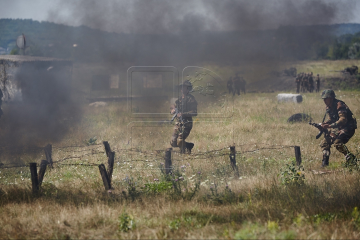 Grenade, blindate şi trageri cu tunul! Pământul s-a cutremurat de explozii lângă Bălţi (FOTOREPORT)