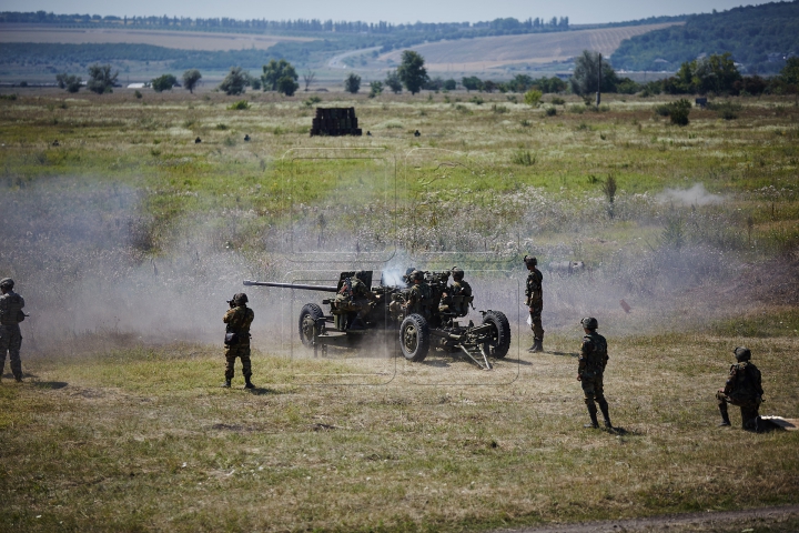 Grenade, blindate şi trageri cu tunul! Pământul s-a cutremurat de explozii lângă Bălţi (FOTOREPORT)