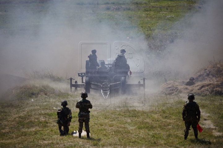 Grenade, blindate şi trageri cu tunul! Pământul s-a cutremurat de explozii lângă Bălţi (FOTOREPORT)