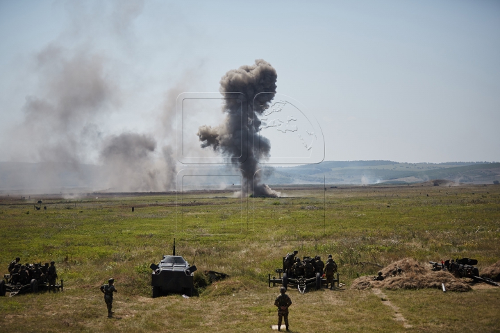 Grenade, blindate şi trageri cu tunul! Pământul s-a cutremurat de explozii lângă Bălţi (FOTOREPORT)