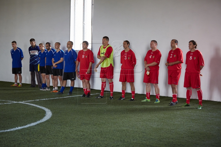 (FOTOREPORT) Meci după gratii. Deţinuţii s-au duelat cu veteranii Federaţiei Moldoveneşti de Fotbal