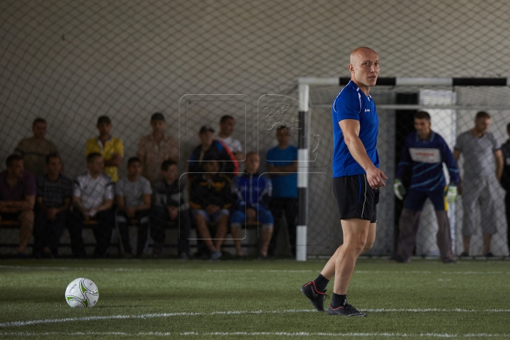 (FOTOREPORT) Meci după gratii. Deţinuţii s-au duelat cu veteranii Federaţiei Moldoveneşti de Fotbal