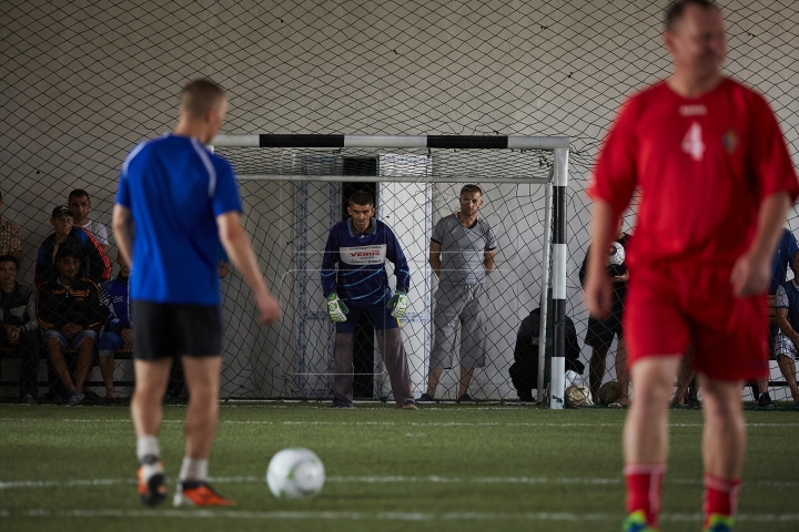 (FOTOREPORT) Meci după gratii. Deţinuţii s-au duelat cu veteranii Federaţiei Moldoveneşti de Fotbal