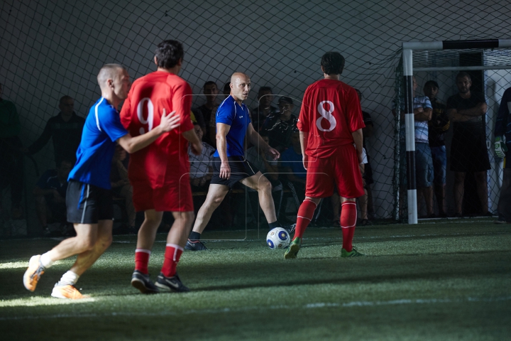 (FOTOREPORT) Meci după gratii. Deţinuţii s-au duelat cu veteranii Federaţiei Moldoveneşti de Fotbal