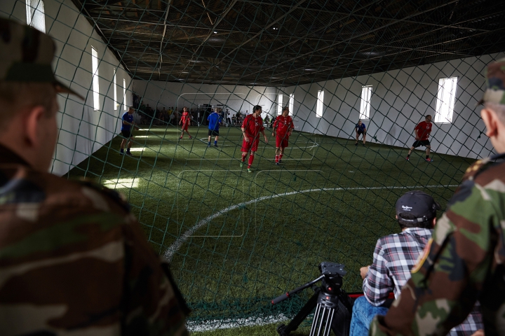 (FOTOREPORT) Meci după gratii. Deţinuţii s-au duelat cu veteranii Federaţiei Moldoveneşti de Fotbal