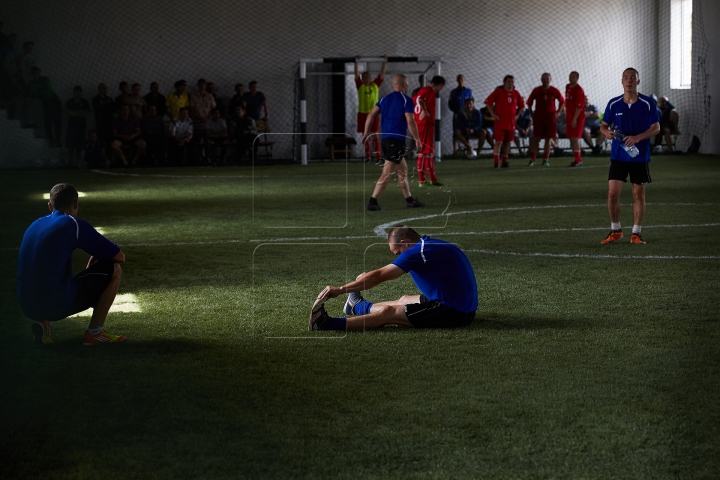 (FOTOREPORT) Meci după gratii. Deţinuţii s-au duelat cu veteranii Federaţiei Moldoveneşti de Fotbal