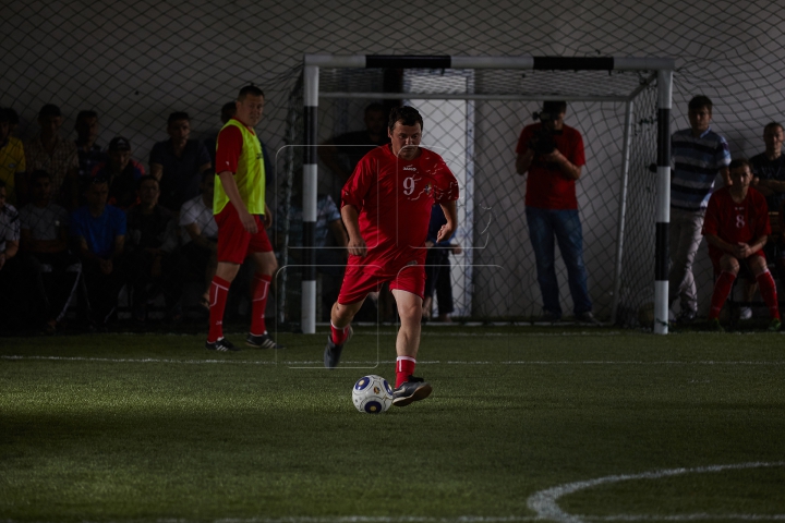 (FOTOREPORT) Meci după gratii. Deţinuţii s-au duelat cu veteranii Federaţiei Moldoveneşti de Fotbal