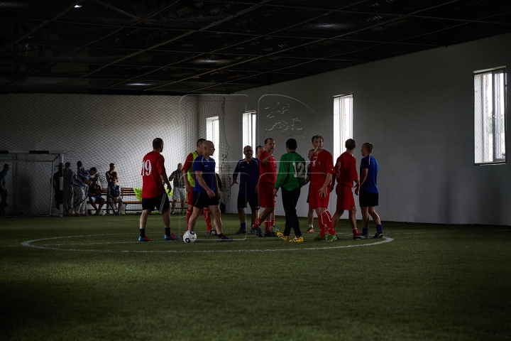 (FOTOREPORT) Meci după gratii. Deţinuţii s-au duelat cu veteranii Federaţiei Moldoveneşti de Fotbal