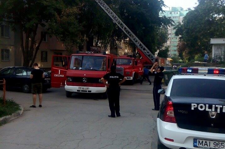 INCENDIU la Ciocana! Două autospeciale au intervenit pentru a stinge focul (FOTO/VIDEO)