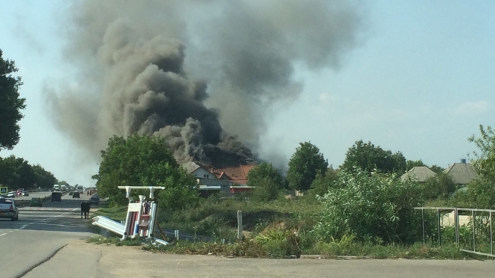 Un motel din Măgdăcești, cuprins de FLĂCĂRI! Pompierii au intervenit cu OPT autospeciale (FOTO/VIDEO)